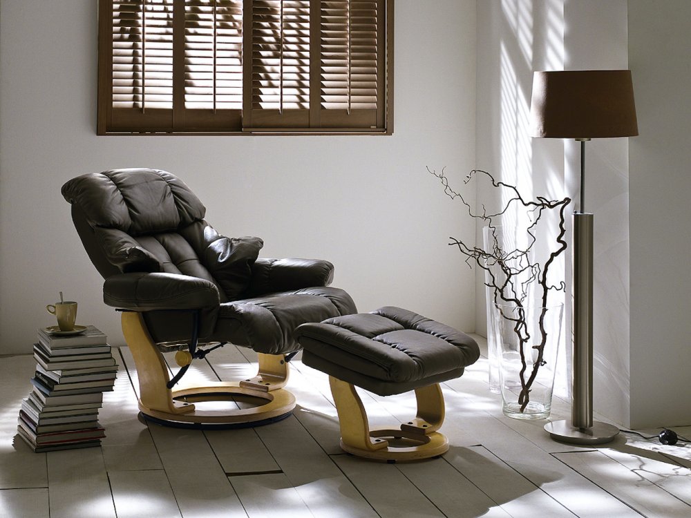 Fauteuil relax CLAIRAC assise en cuir marron pied en bois naturel avec repose pied