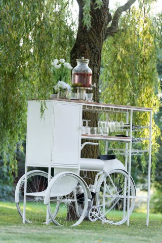 Velo Bar TROE en bois de manguier et métal blanc.